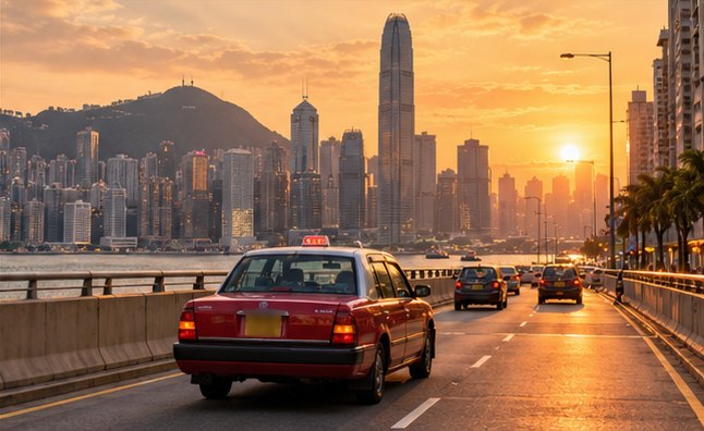 夕陽下的香港的士及城市景觀